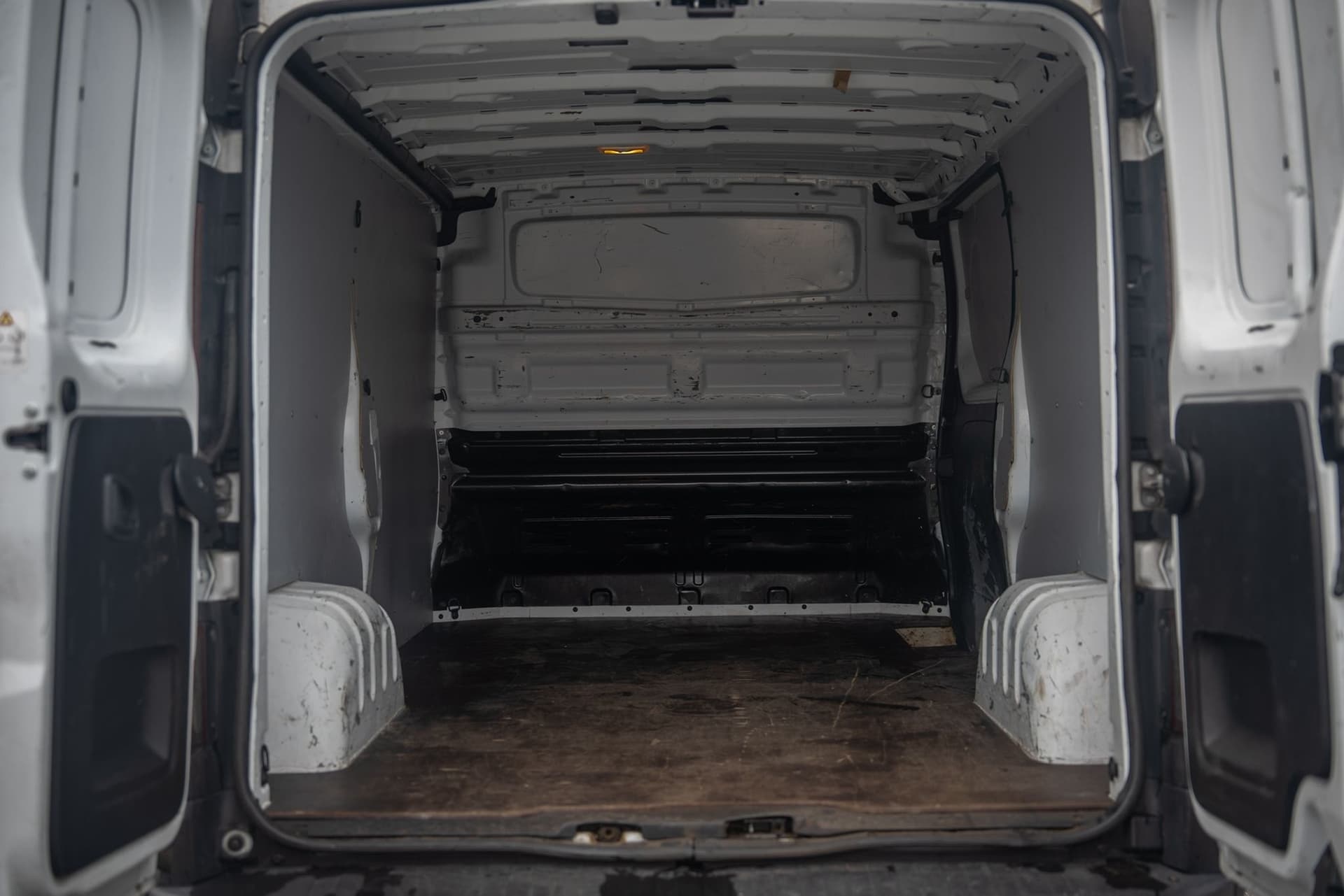 Nissan NV300 5