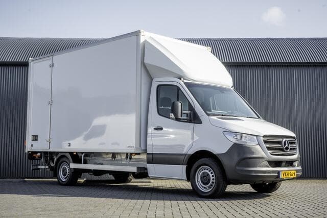 Mercedes-Benz bakwagen (Laadklep) huren Utrecht — Bostan Autoverhuur