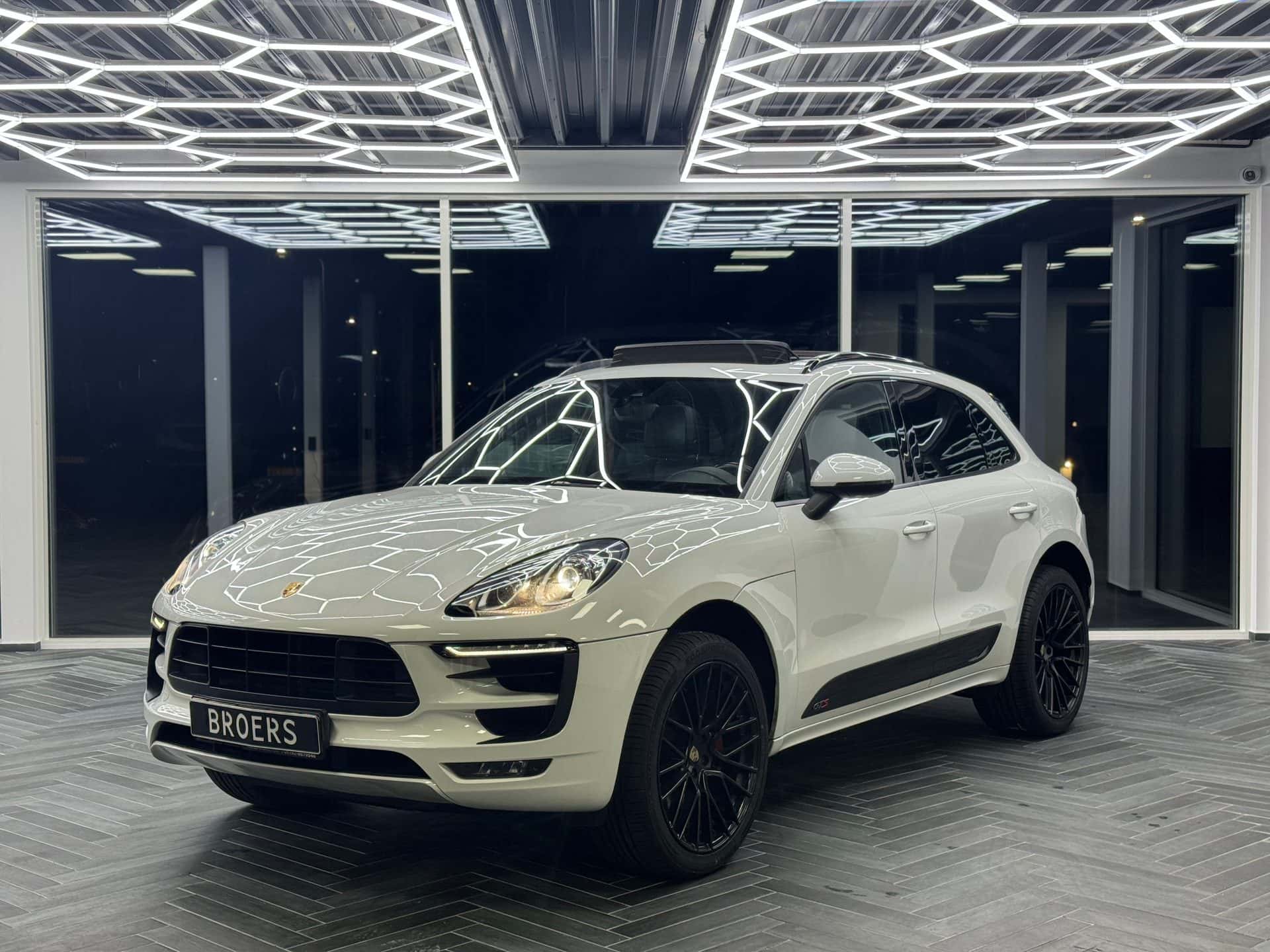 Porsche Macan S huren Alphen aan den Rijn — Broers Autoverhuur