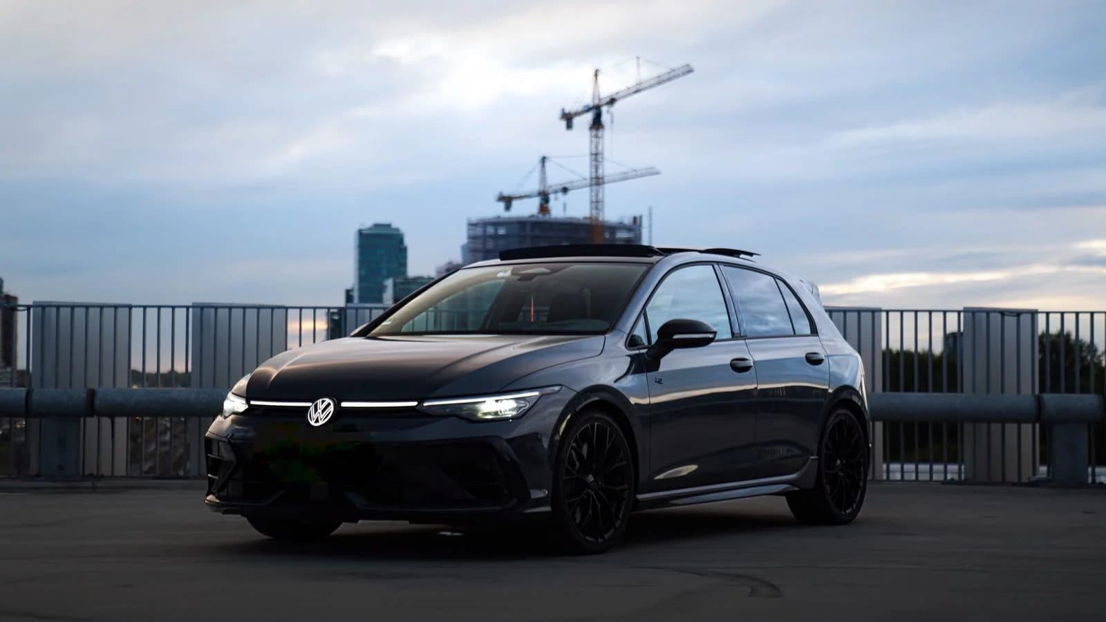 Volkswagen Golf 8.5R Black Edition huren Amsterdam — CarsByAnou