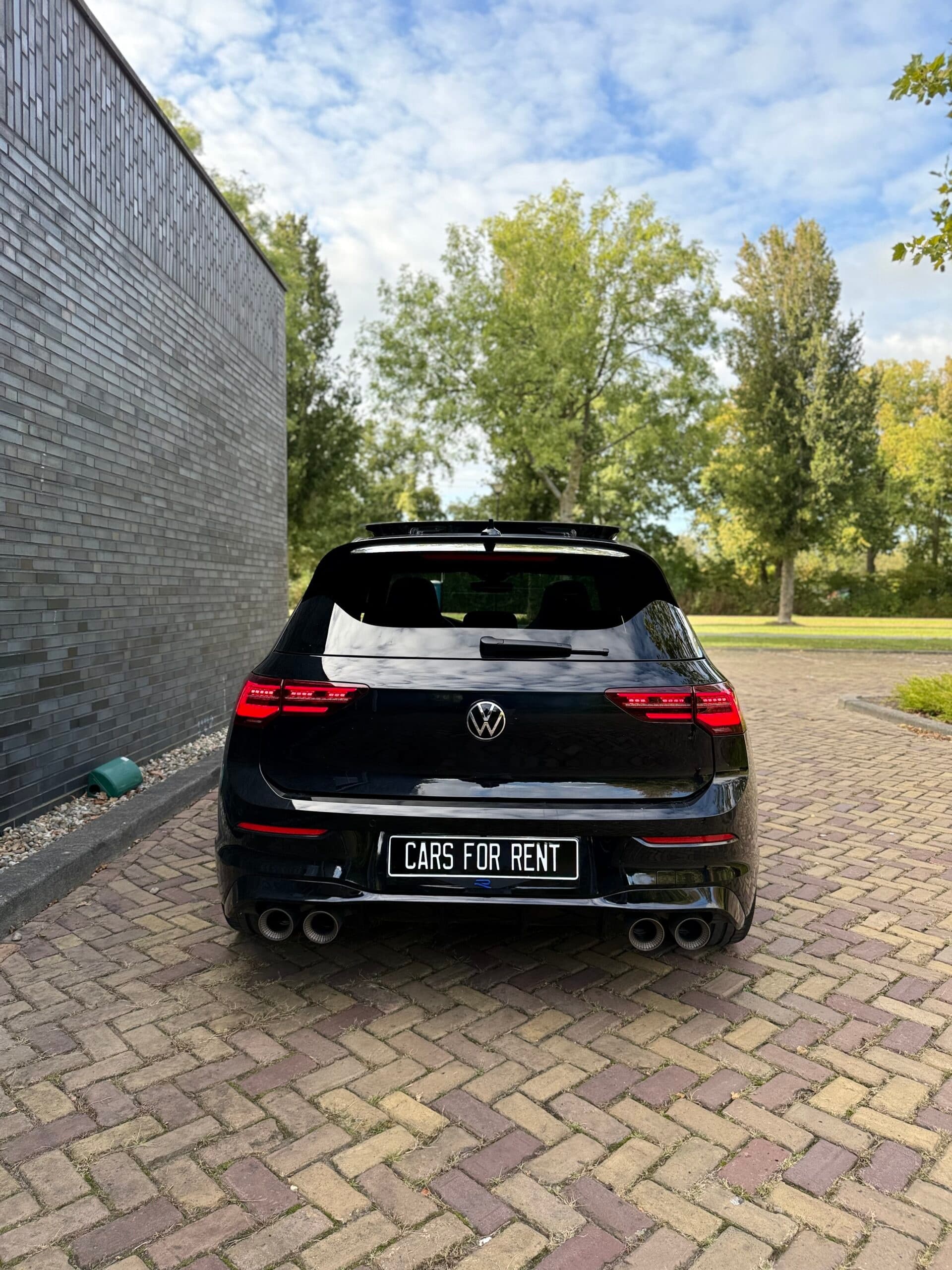 Volkswagen Golf 8 R 20 Years Edition huren Rotterdam — CarsforRent.nl