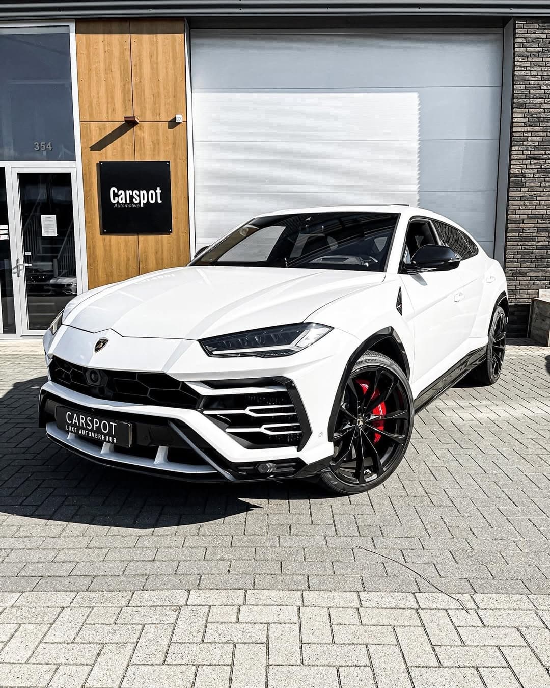 Lamborghini Urus (Rode Accenten) huren Rotterdam — Carspot Autoverhuur