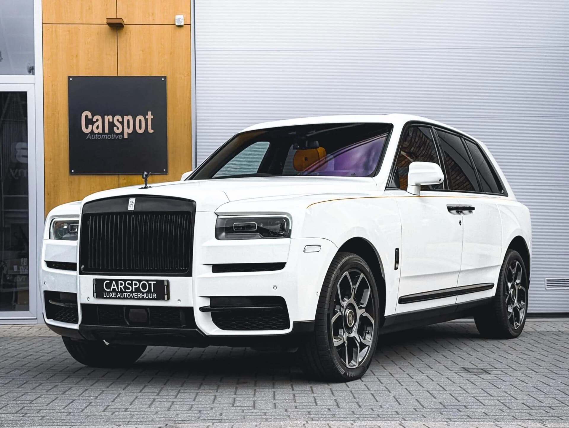 Rolls-Royce Cullinan Black Badge huren Rotterdam — Carspot Autoverhuur