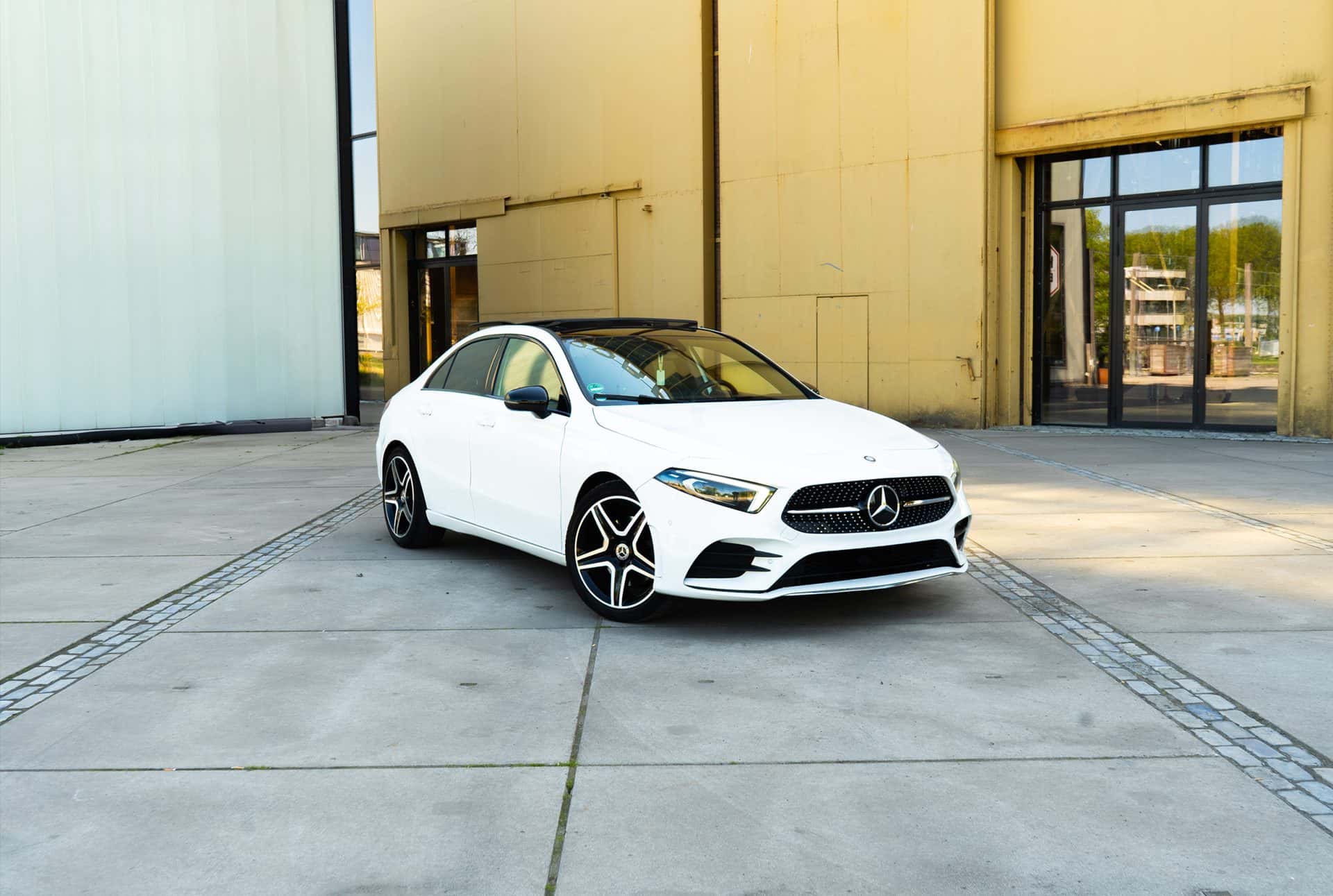 Mercedes-Benz A-Klasse huren Utrecht — Deluxury Cars