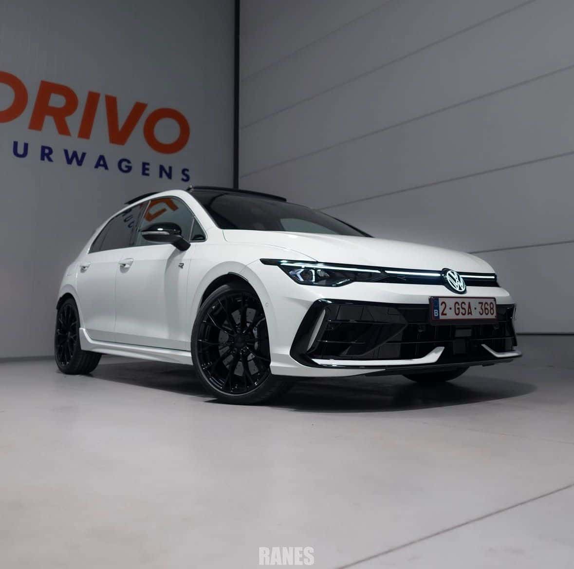 Volkswagen Golf 8.5R Black Edition huren Hasselt — Drivo Huurwagens