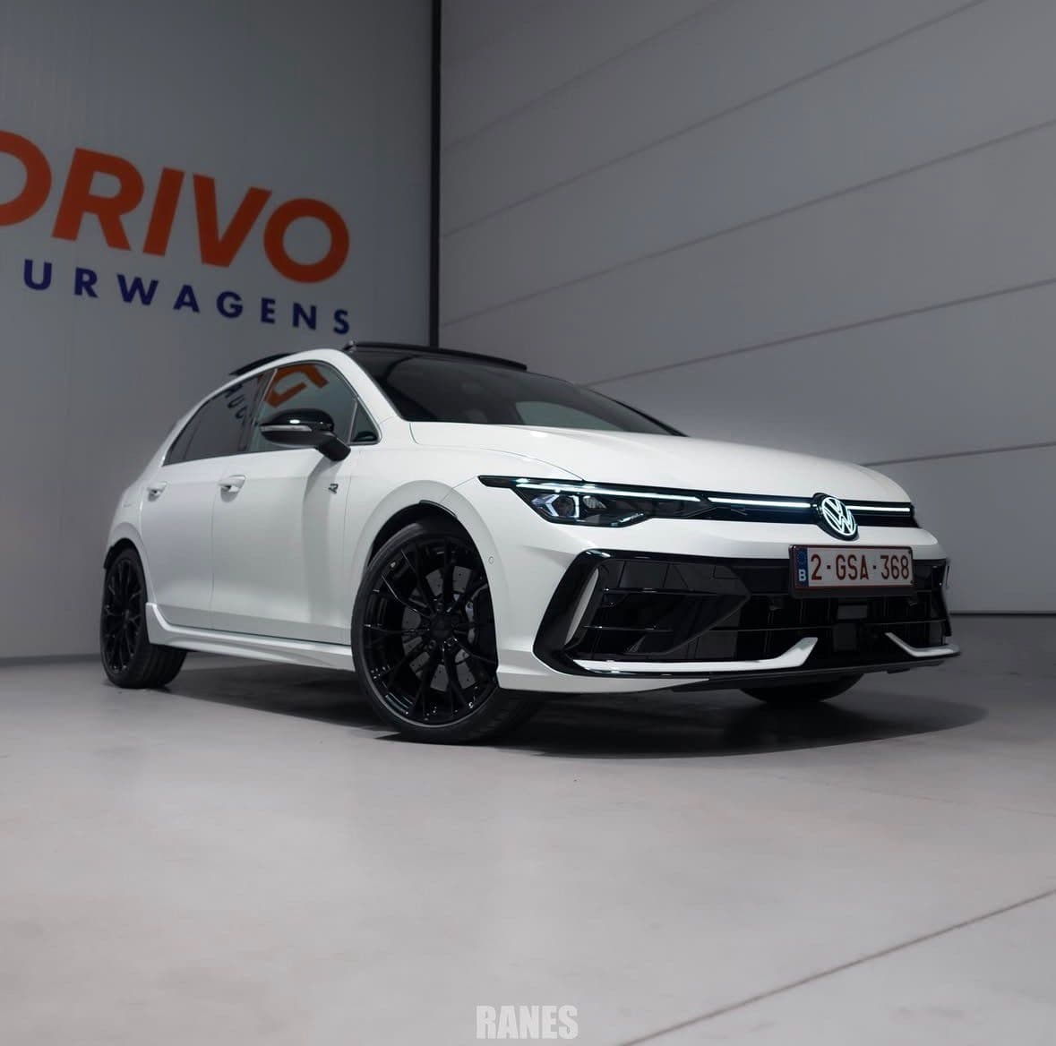 Volkswagen Golf 8.5R Black Edition huren Hasselt — Drivo Huurwagens