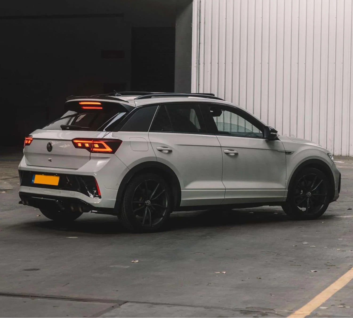 Volkswagen T-Roc R + Akra huren Den Haag — FOUR SEASONS RENTAL