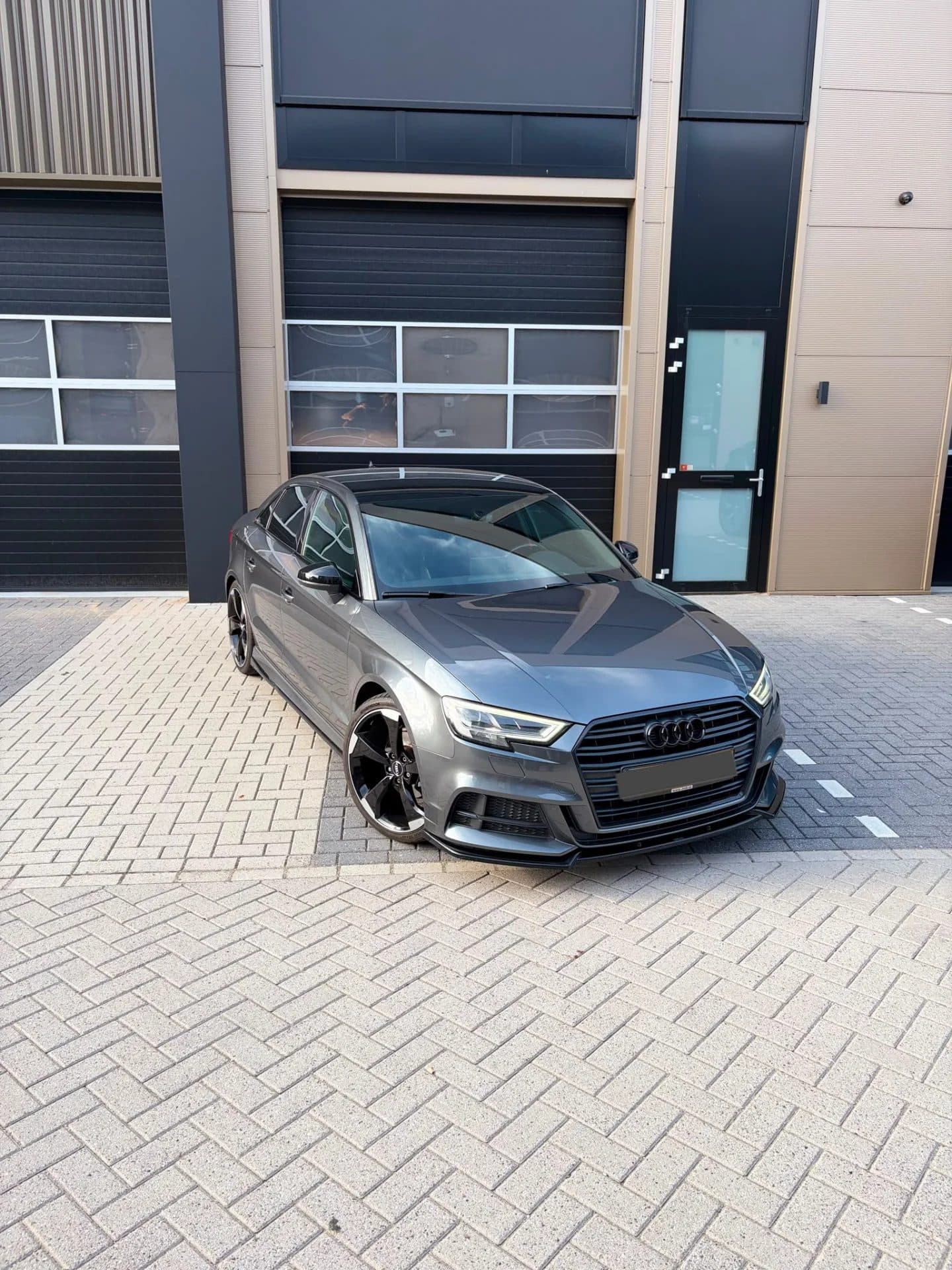 Audi A3 Limousine huren Rotterdam — Money Quest Autoverhuurbedrijf