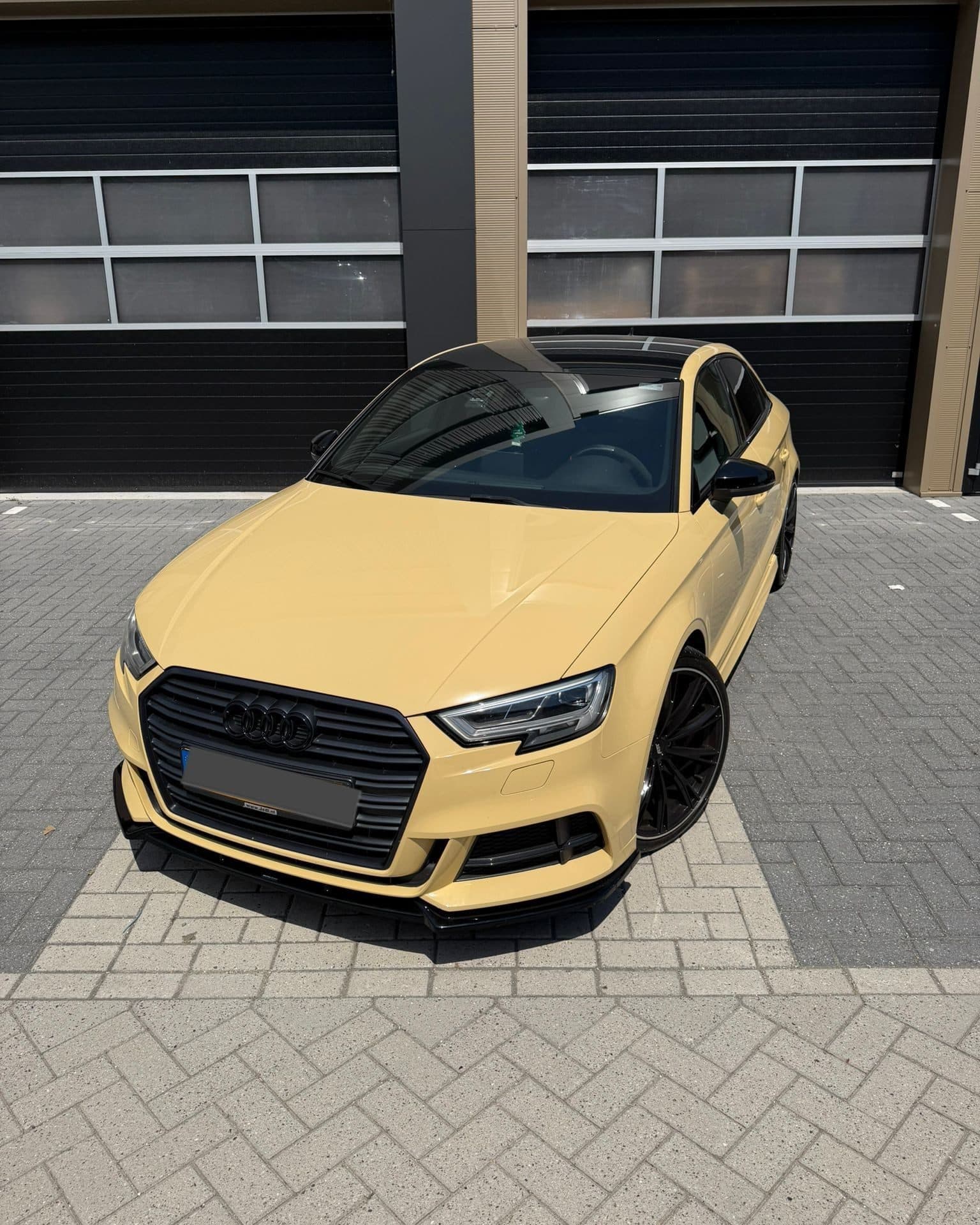 Audi S3 Limousine huren Rotterdam — Money Quest Autoverhuurbedrijf