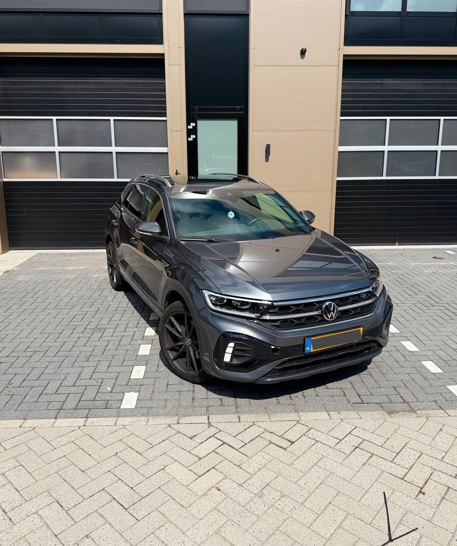 Volkswagen T-Roc R-Line huren Rotterdam — Money Quest Autoverhuurbedrijf