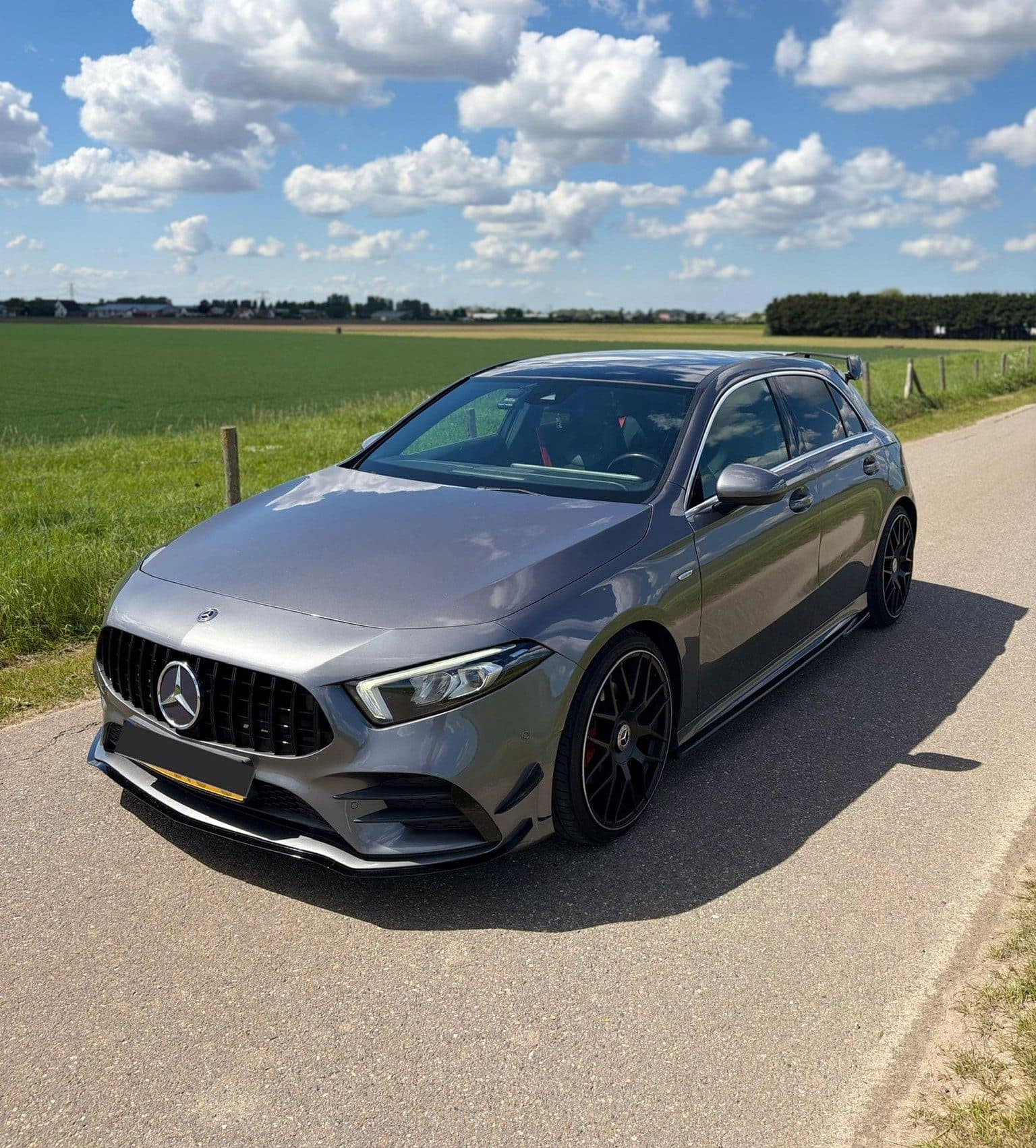 Mercedes-Benz A-Klasse AMG Pakket huren Rotterdam — Money Quest Autoverhuurbedrijf