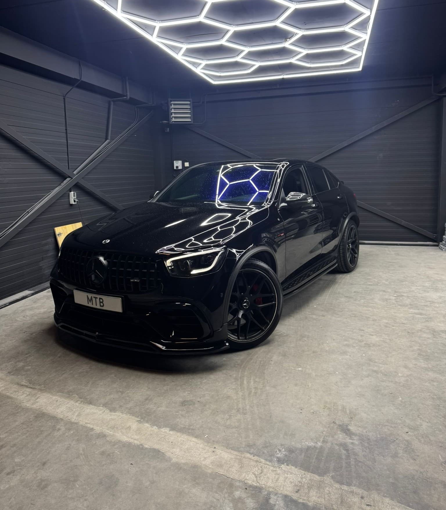 Mercedes-Benz GLC63s AMG huren Lelystad — MTBCARRENTAL
