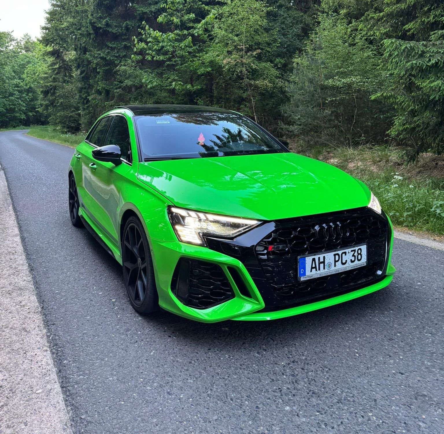 Audi RS3 Sportback huren Enschede — Platinum Cars