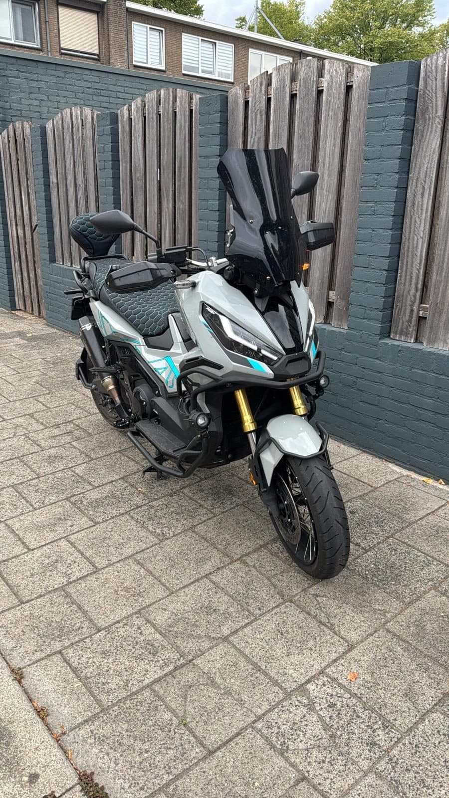 Honda X-ADV 750 huren Rotterdam — Roadrunners Autoverhuur