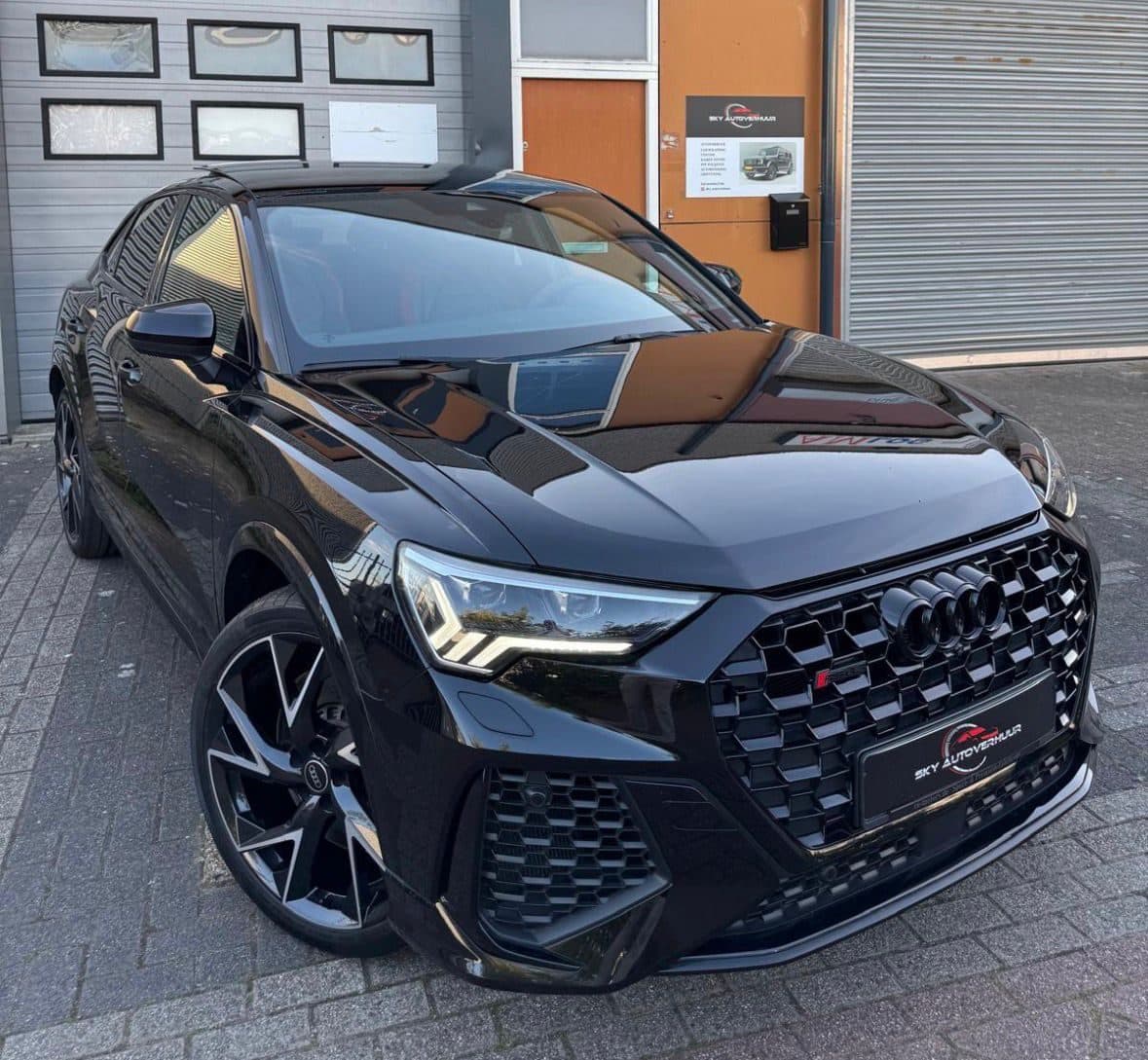 Audi RSQ3 Sportback huren Rotterdam — Sky Autoverhuur