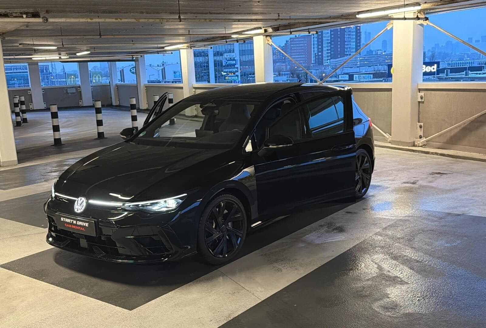 Volkswagen Golf 8.5R + Akra huren Rotterdam — STARTNDRIVE