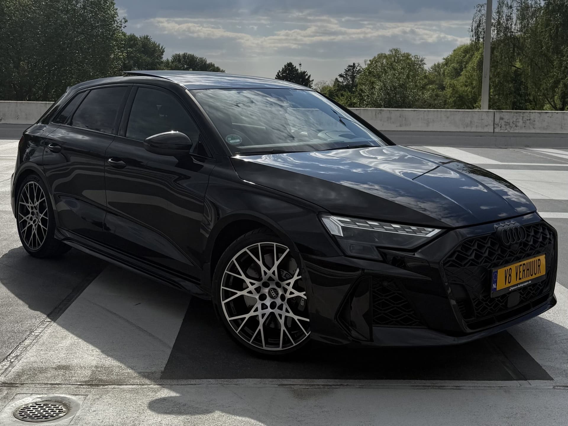 Audi RS3 2025 HULK Edition huren Rotterdam — V8 Autoverhuur