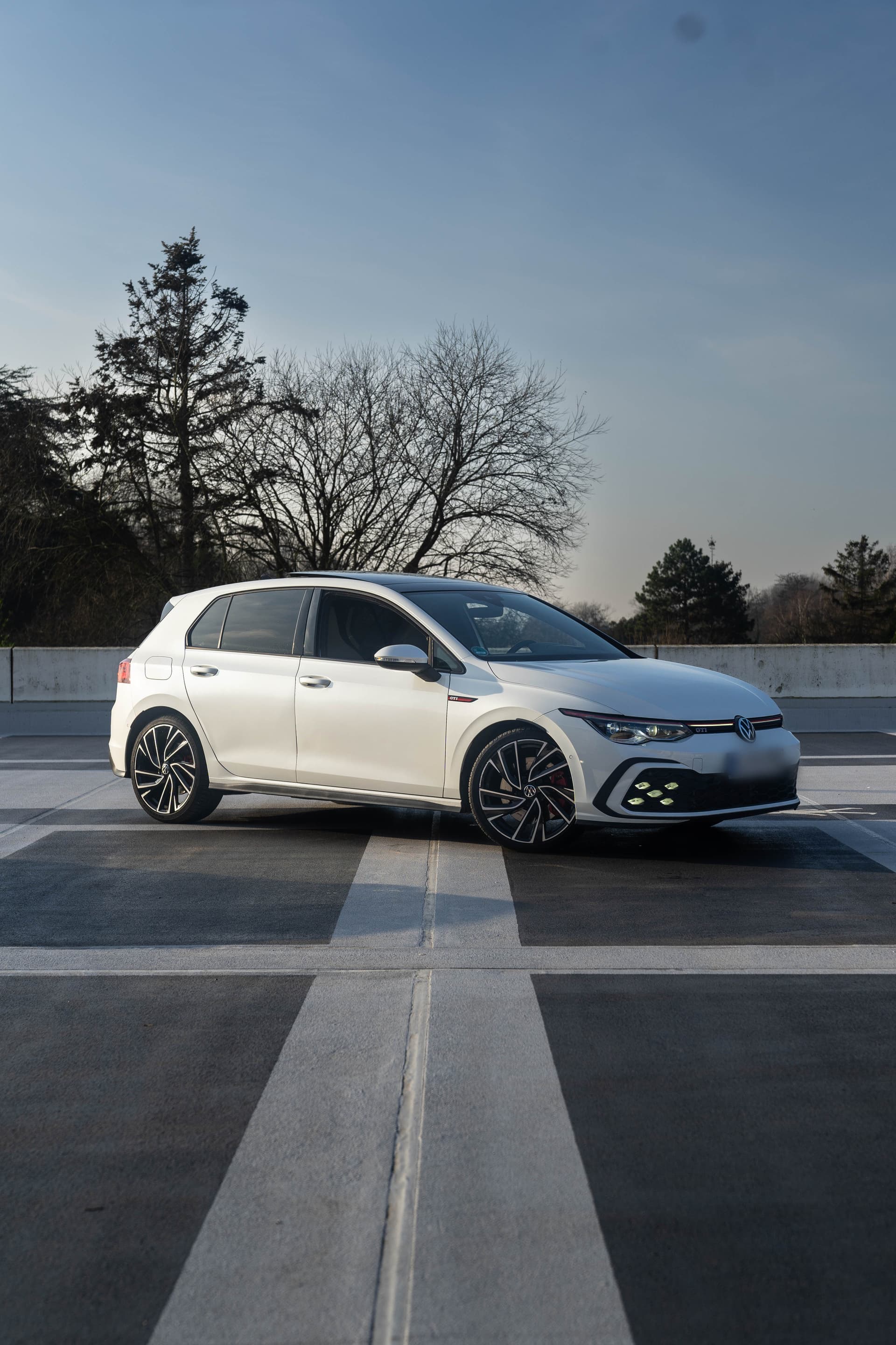Volkswagen Golf 8 GTI huren Rotterdam — V8 Autoverhuur