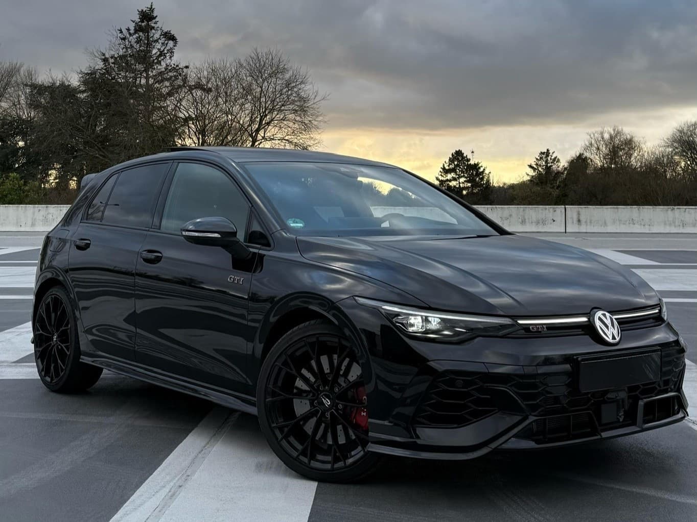 Volkswagen Golf 8.5 GTI Clubsport huren Rotterdam — V8 Autoverhuur