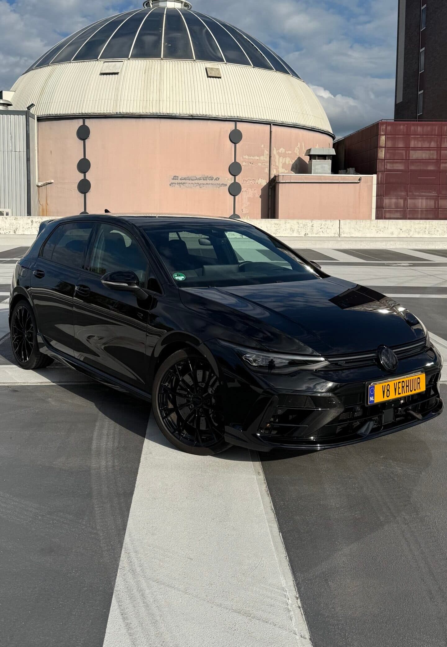 Volkswagen Golf 8.5R + Akra huren Rotterdam — V8 Autoverhuur
