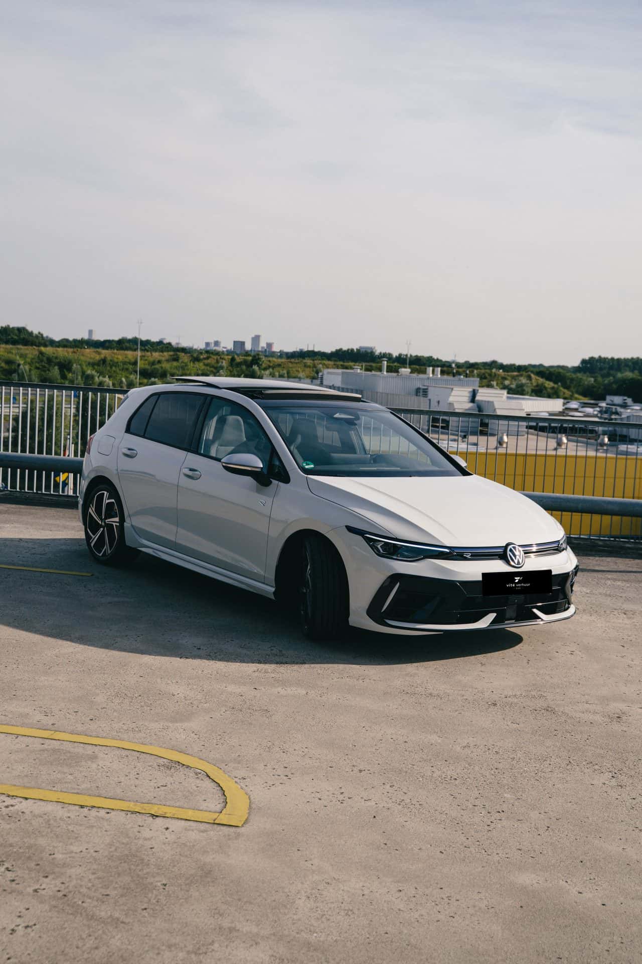 Volkswagen Golf 8.5R + Akra huren Eindhoven — Vité Verhuur