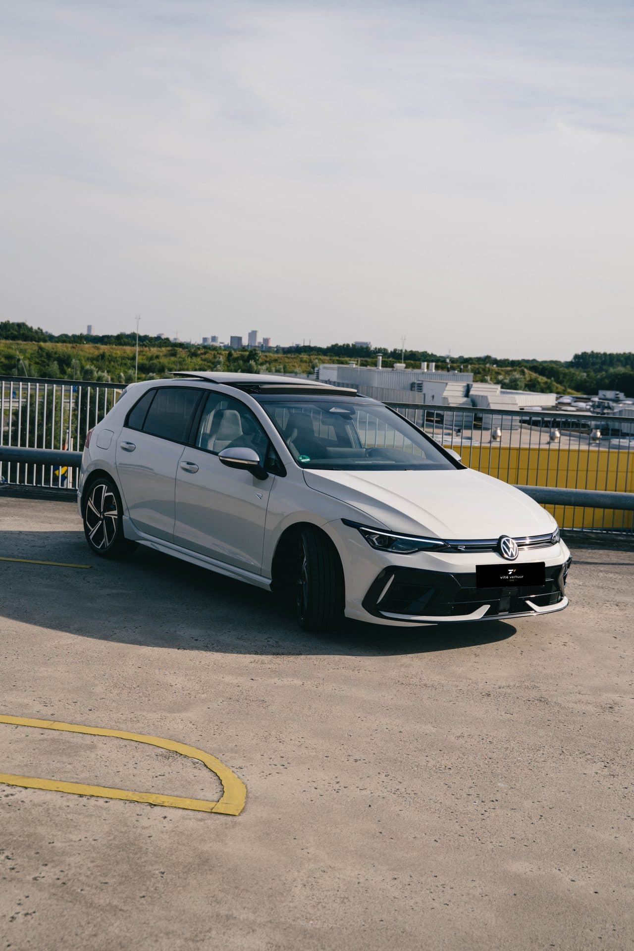 Volkswagen Golf 8.5R + Akra huren Eindhoven — Vité Verhuur