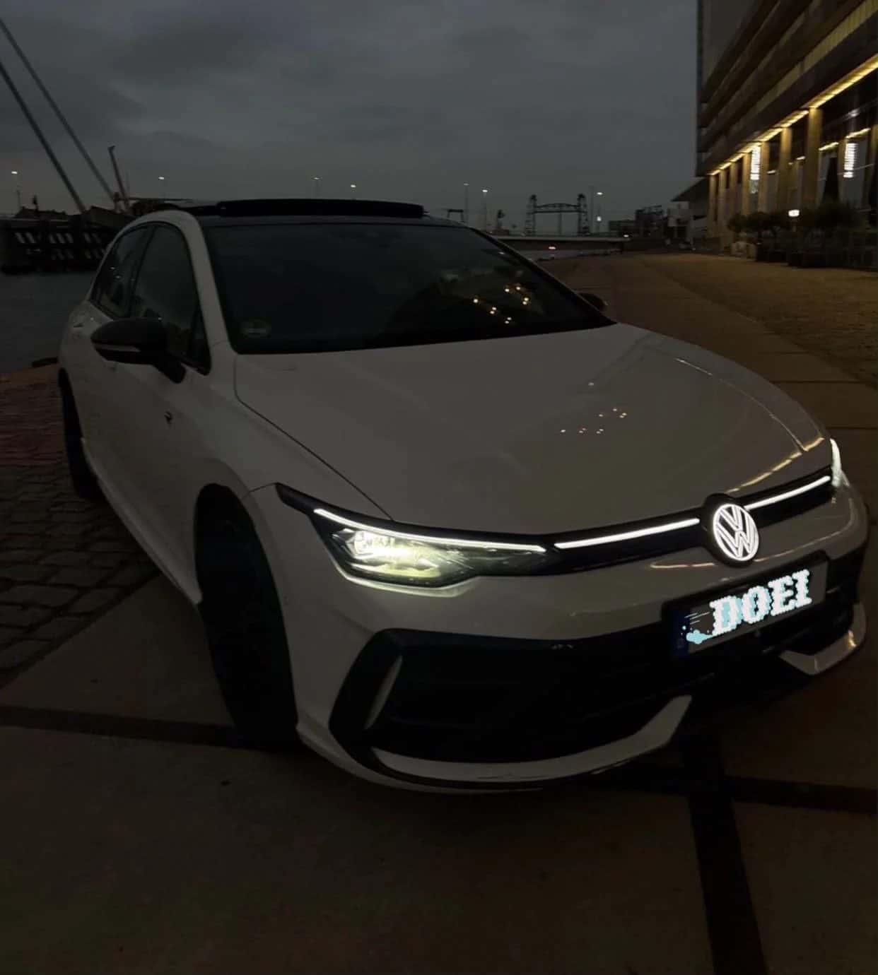 Volkswagen Golf 8.5R + Akra huren Rotterdam — Yaskocarrentall