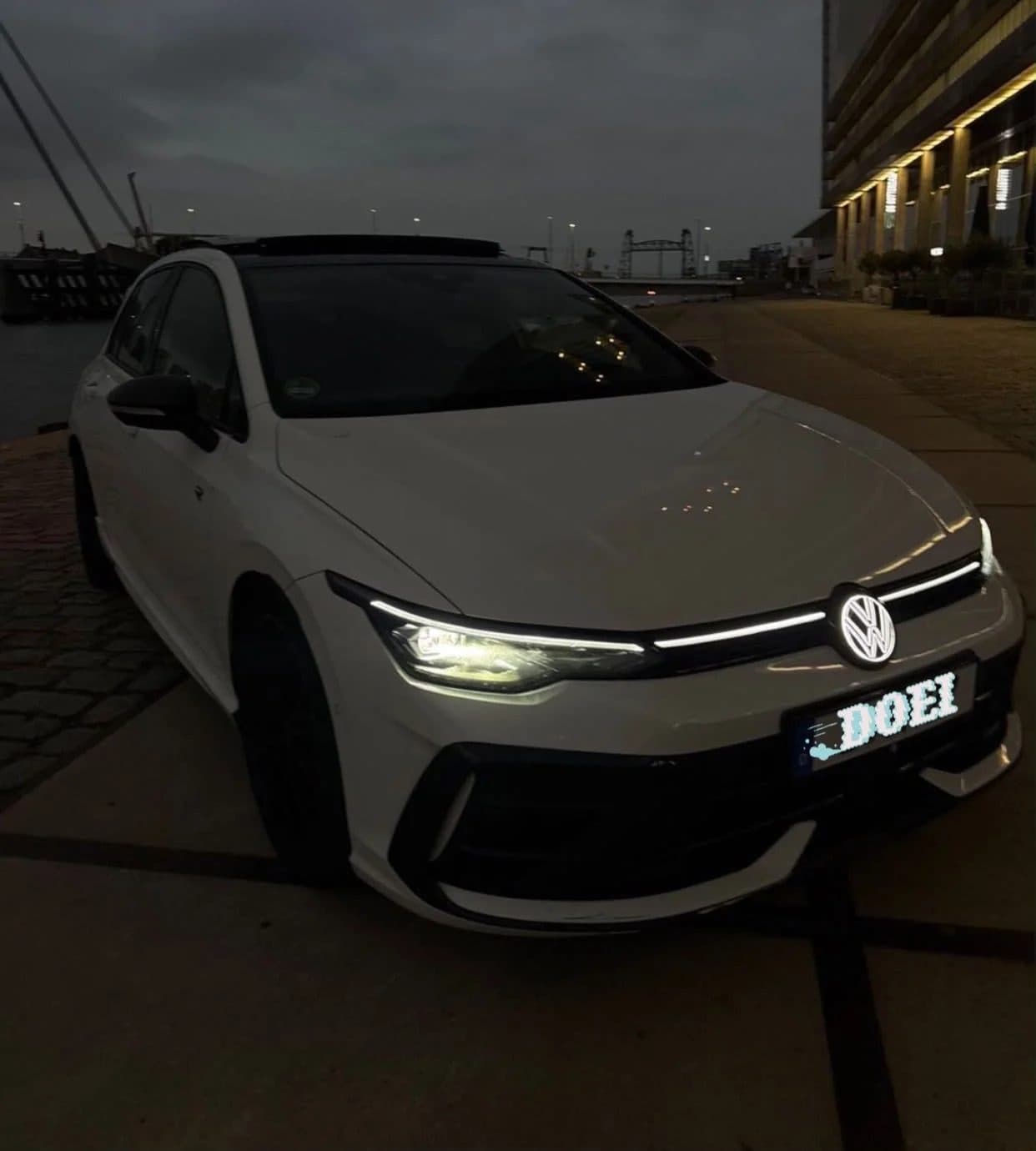 Volkswagen Golf 8.5R + Akra huren Rotterdam