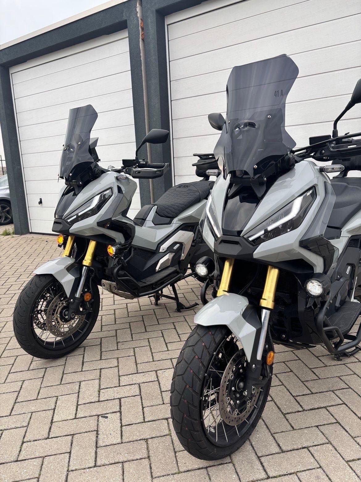 2x Honda X-ADV 750 2